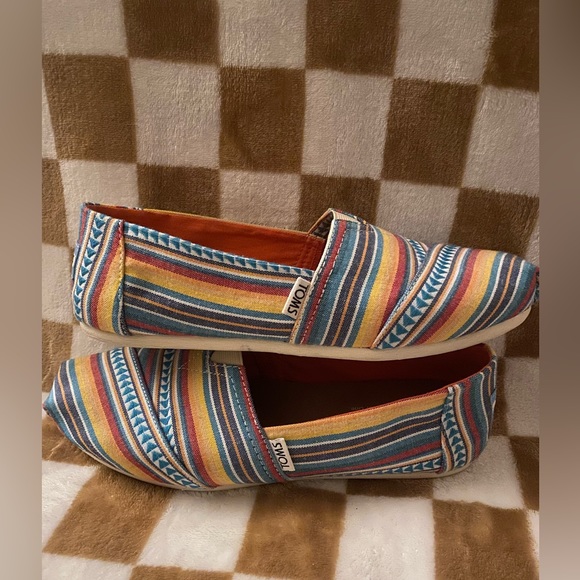 Toms woman’s size 8.5 slip on shoe - Picture 2 of 5